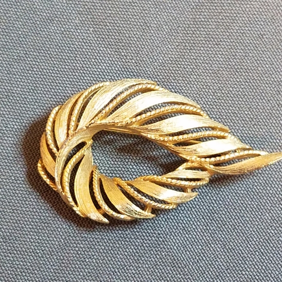 VTG Lisner brooch gold swirl textured 3d - Picture 6 of 10